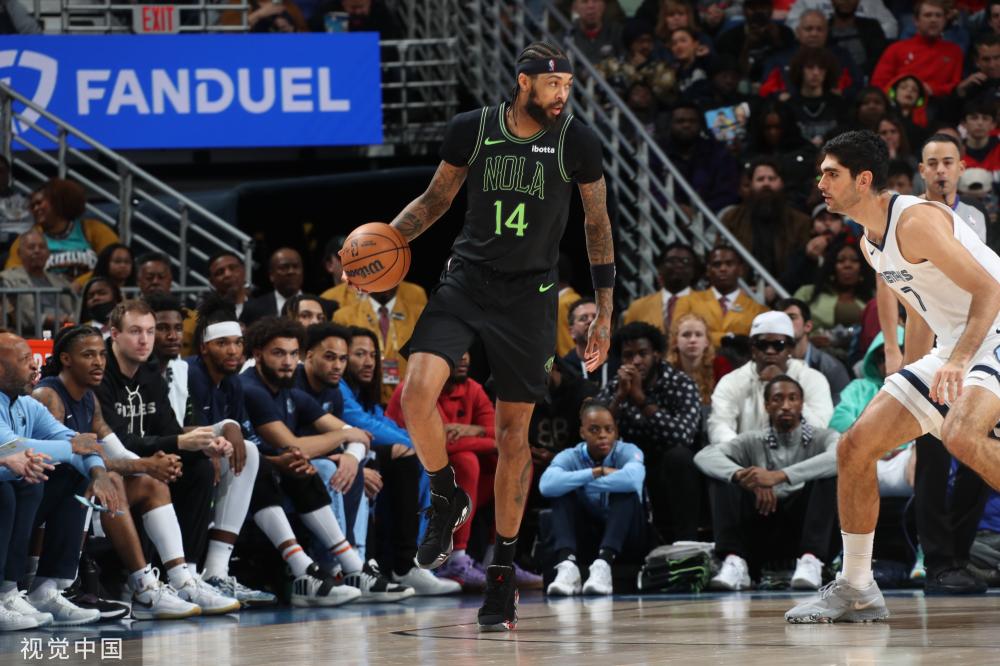 显得十分谨 显得十分谨